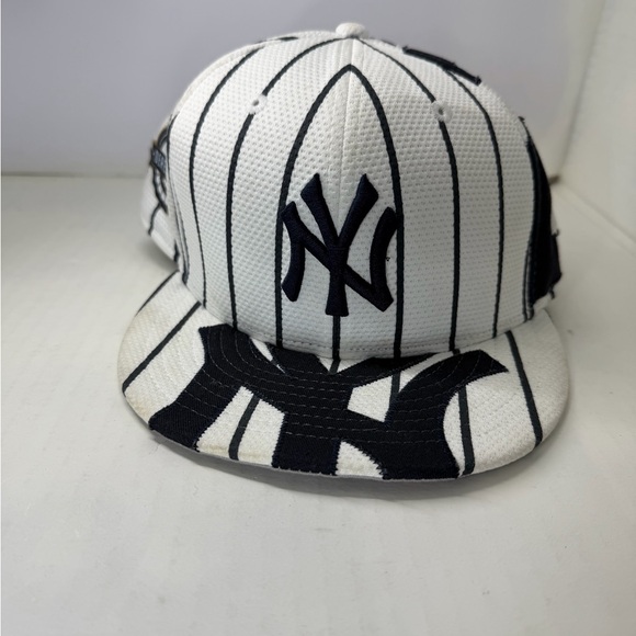 New Era 9Fifty NY Yankees Derek Jeter 2020 White and Navy Pinstripe SnapBack - Picture 2 of 12